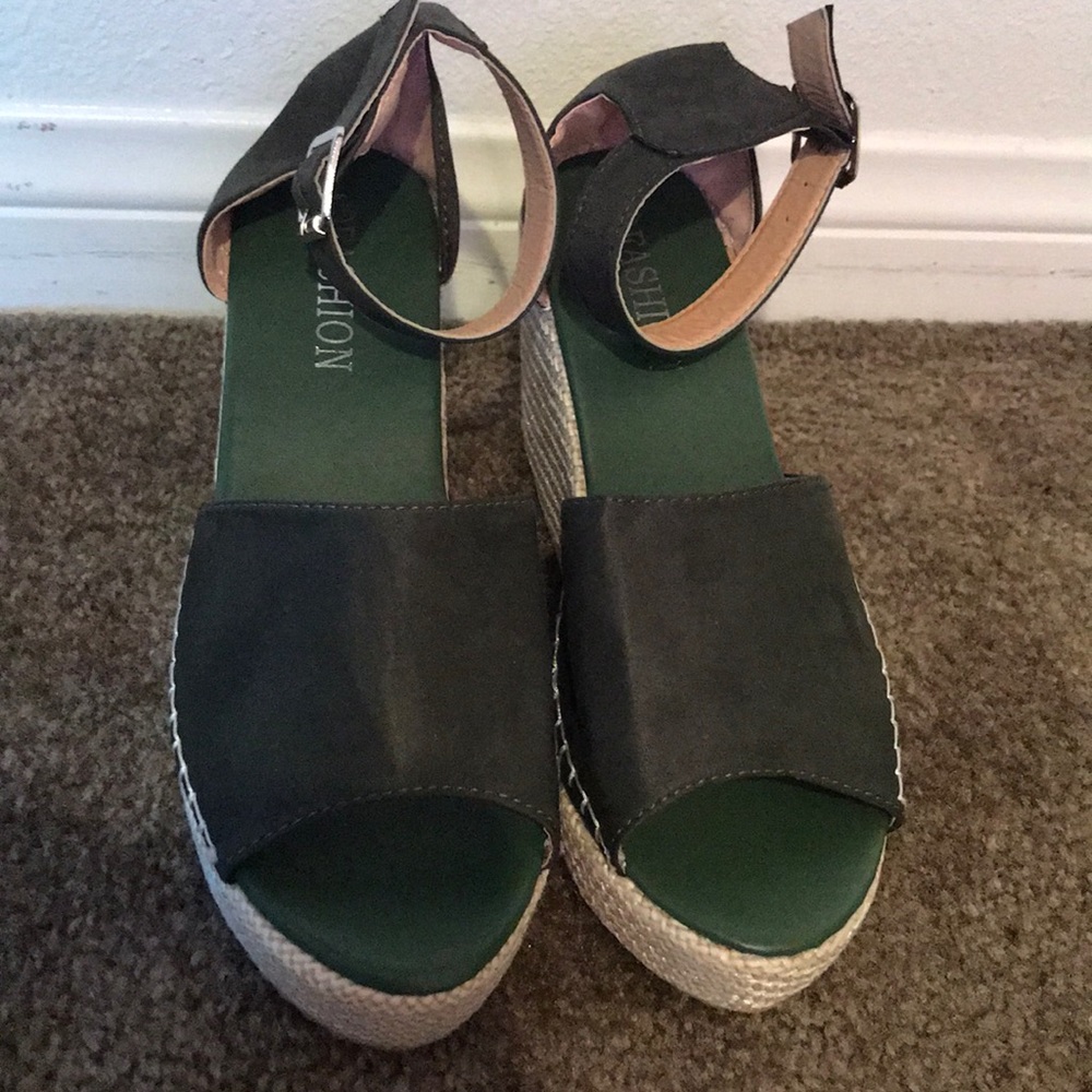 Brand New Fashion Sandal Size 8.5